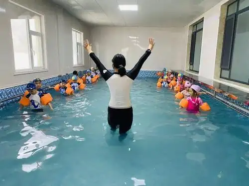 听说沂源这家幼儿园的小朋友可以学习游泳呐