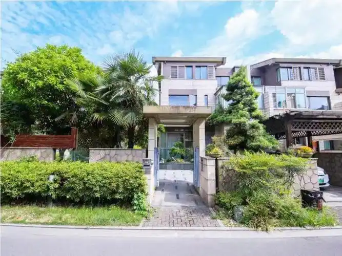 99汤臣湖庭花园左拥140万平方米汤臣高尔夫国际球场,右揽约140万