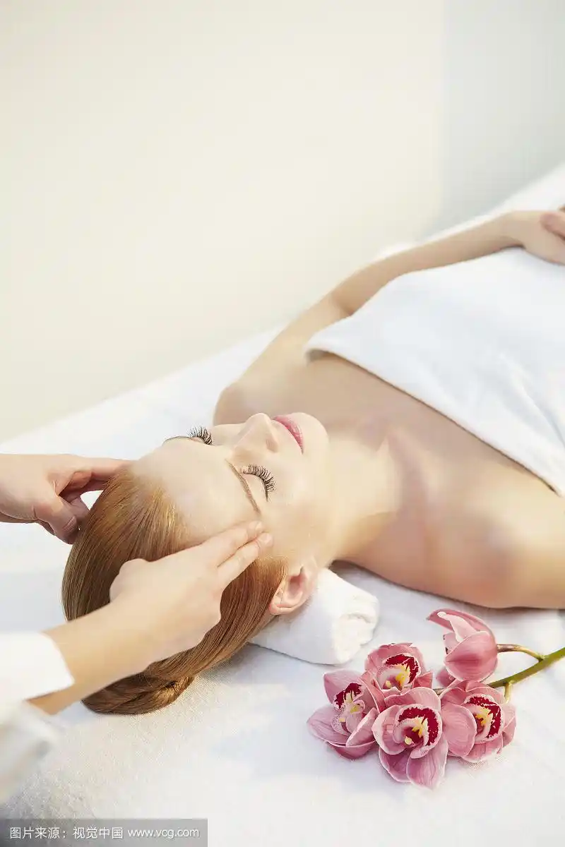 女人躺下接受按摩的照片