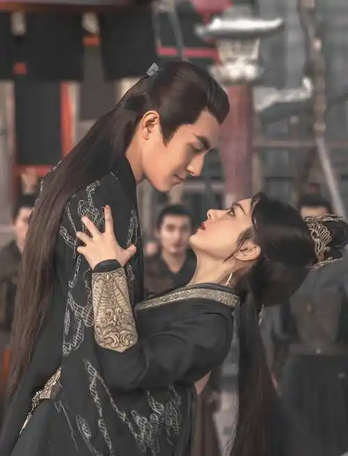 片约不断却演啥毁啥,《与凤行》中的"关系户"演员,该醒醒了_赵丽颖