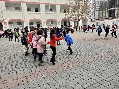 下课之后一起玩,有说有笑真热闹,切记安全最重要,要牢记!