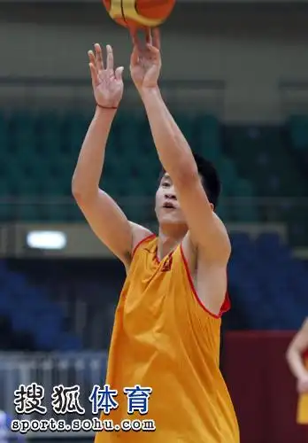 图文男篮抵达天津首训孙悦投篮瞬间