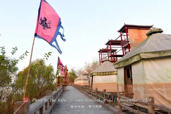 赤壁塔--塔高7层49米,汉阙建筑风格,是汉代的典型建筑,相传为东吴都督