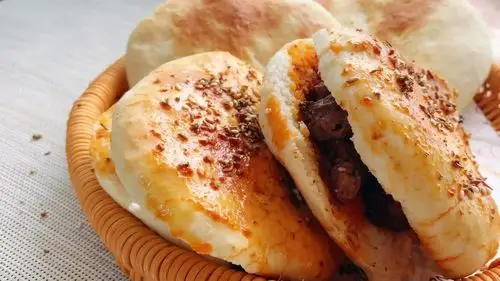 面粉不要蒸馒头了,试试做羊肉串夹饼,外脆里软,一咬爆汁