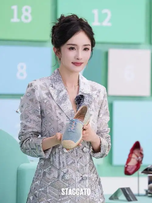 咔嚓!@杨幂绝美6宫格掉落! 亮片西服套装上身,直接开启slay模式.