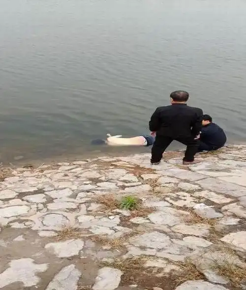叹息一名二十岁左右的男子溺亡