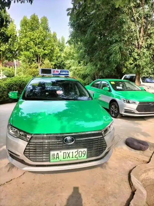 辆崭新的新能源出租车亮相巩义街头,简洁大气的外观,绿色的车牌标识