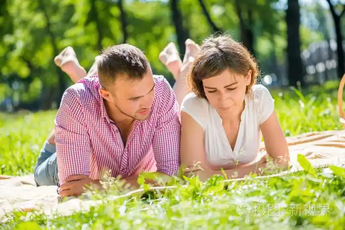 浪漫的情侣躺在公园