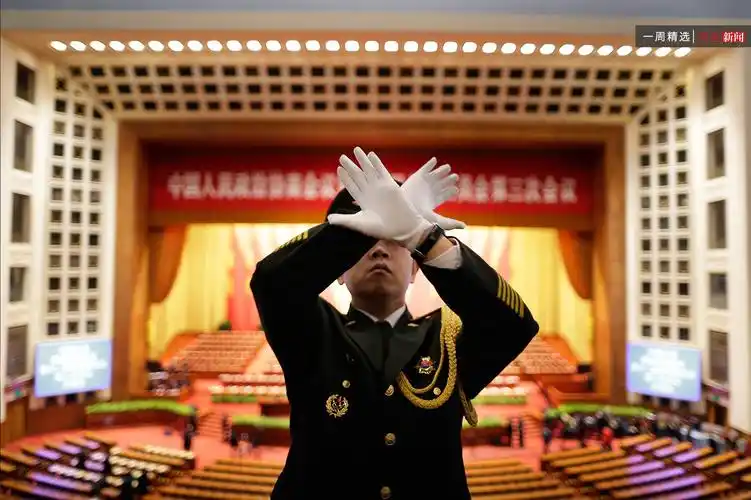 2015年3月3日,北京市人民大会堂,一名军乐队指挥为中国人民政治协商