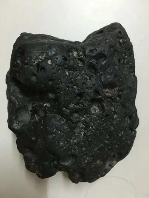 比同样大的物体重很多,吸铁石可以吸住,不是铁矿石也不是煤渣