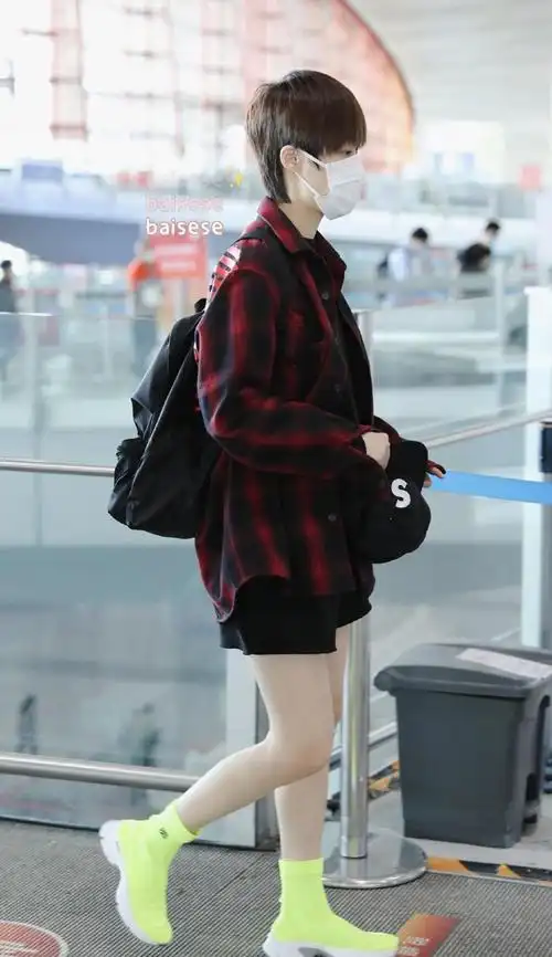 李宇春机场饭拍图,格子衬衫配短裤荧光绿的鞋子是亮点,潮人标配