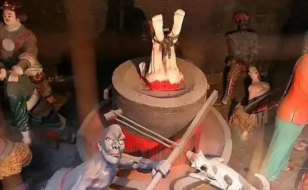 "鬼城",顾名思义,必有鬼神出没,恐怖之极.