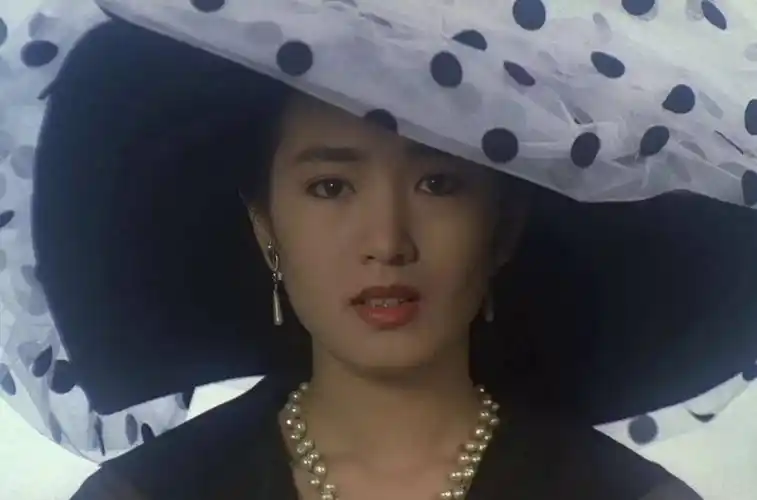 还有巩俐在《赌侠2》里这一幕,不过时的美.▼