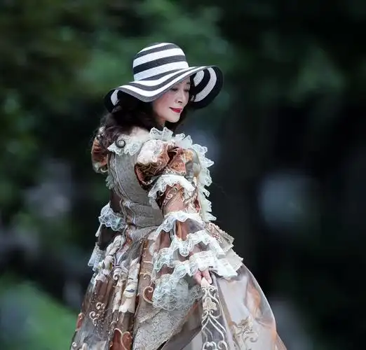 洋装是我的最爱!特别是宫廷装,我穿上它让我瞬间增色.