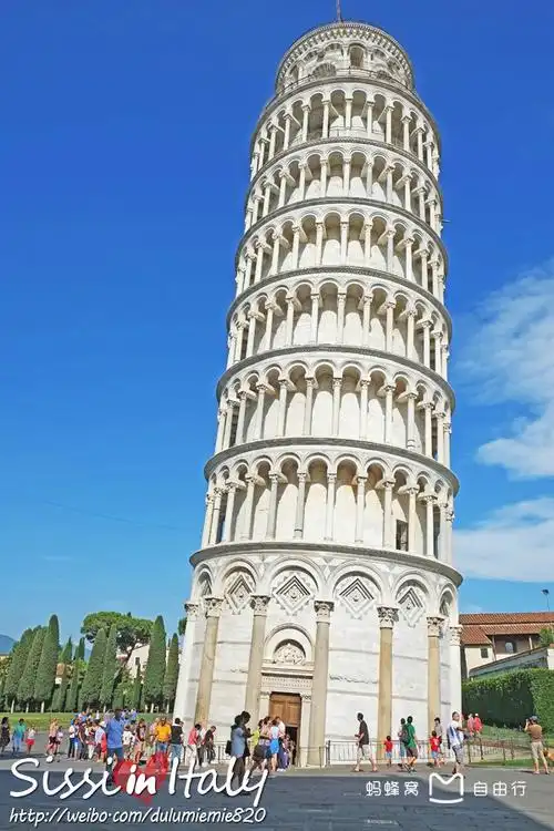 torre pendente di pisa或torre di pisa,英语:leaning tower of pisa