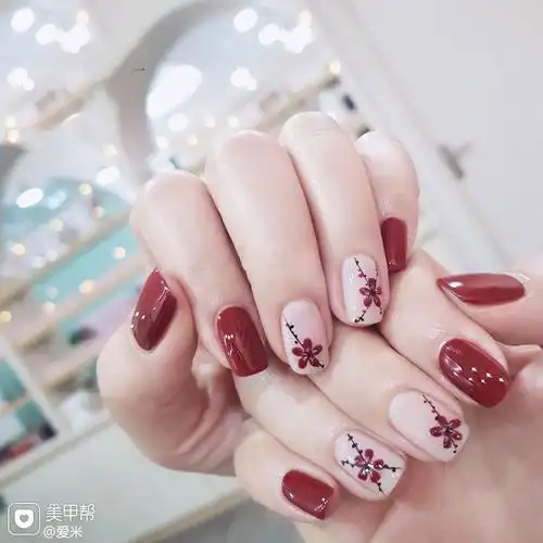 方圆形红色裸色手绘花朵新娘美甲图片