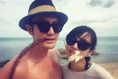 承认怀孕!黄晓明baby比爱心双目对视