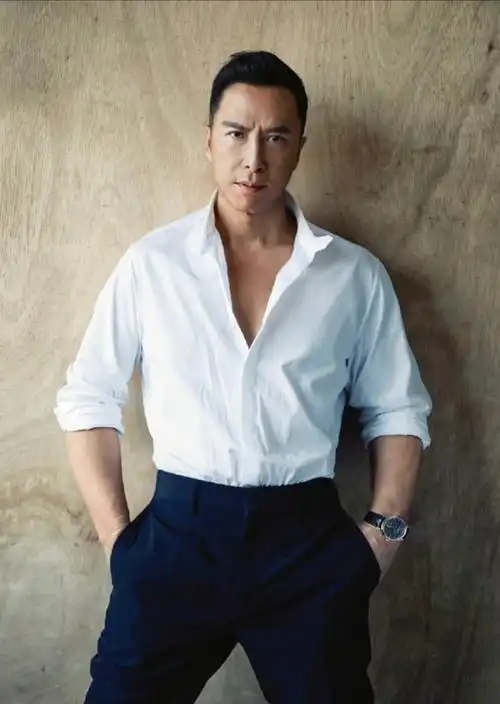 58岁甄子丹晒片场照,刚和谢霆锋合作完,他又去找基努里维斯了