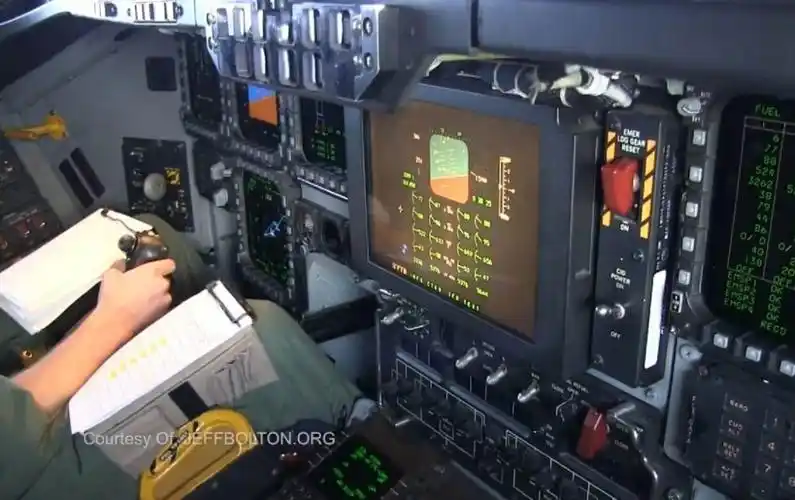 b2隐身轰炸机服役22年首度公开座舱照玻璃座舱不如轰6k