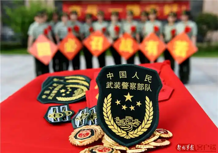 在告别警徽仪式上,一名退伍女兵手持卸下的帽徽在抹眼泪.