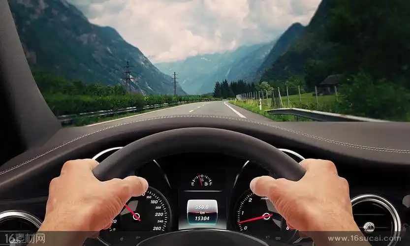 手握方向盘行驶在高速路上的司机高清图片