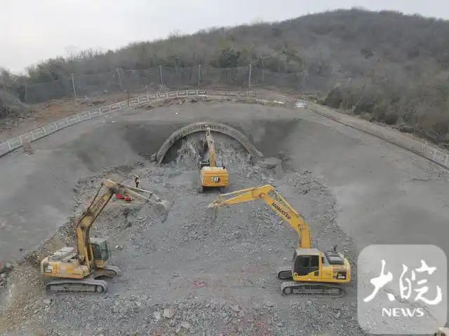 在安徽省滁州市全椒县境内丰山隧道施工现场,随着破碎锤开始洞口开挖