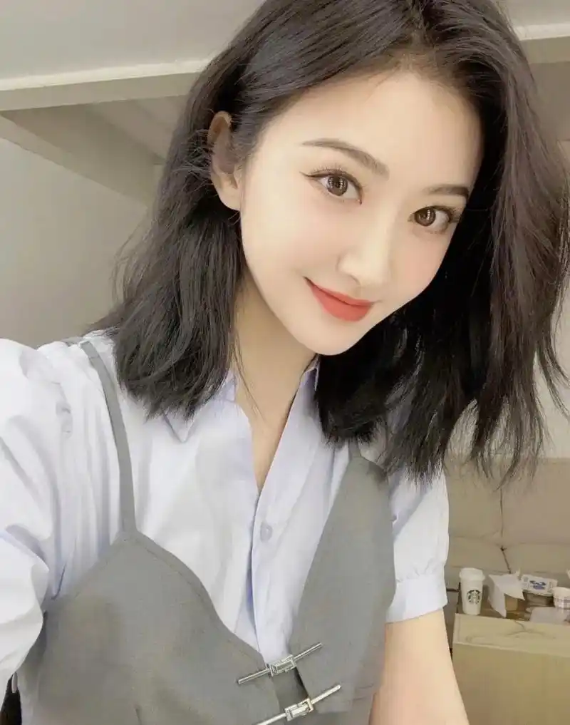 景甜自己发布最新自拍照 我们看到,景甜头型很淑女人味,手上拿着一朵