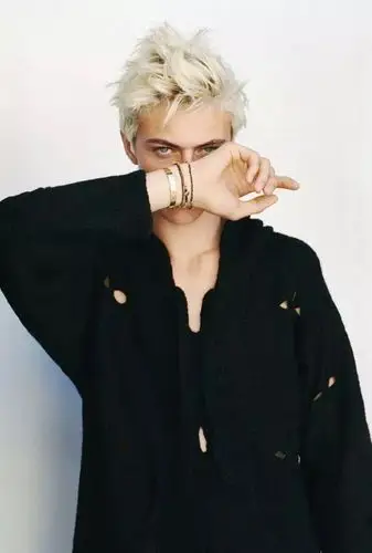 男人也要穿金戴银,全球最会驾驭首饰的luckybluesmith教你骚气过冬!