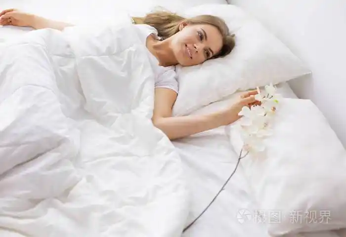 美丽的女孩睡在卧室里躺在床上