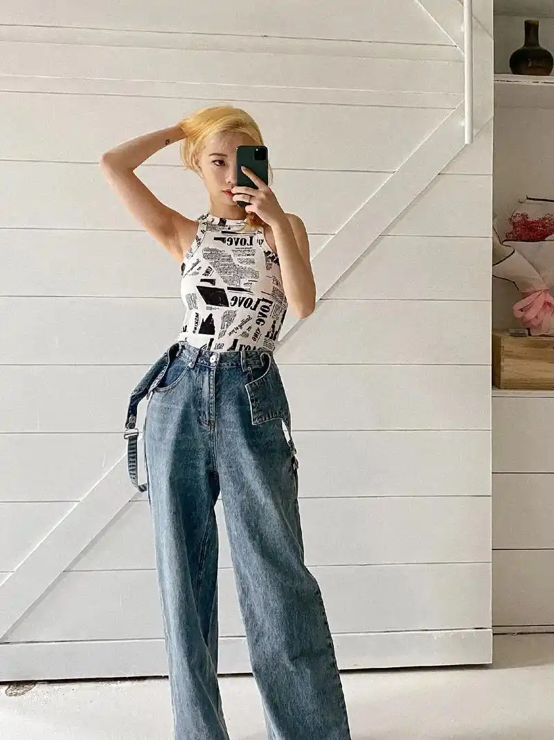 夏天的辣妹就是要穿着背带裤搭配背心和高跟鞋才够酷