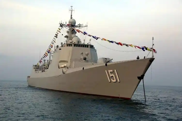 中国海军郑州舰参加东盟成立50周年国际舰队检阅活动