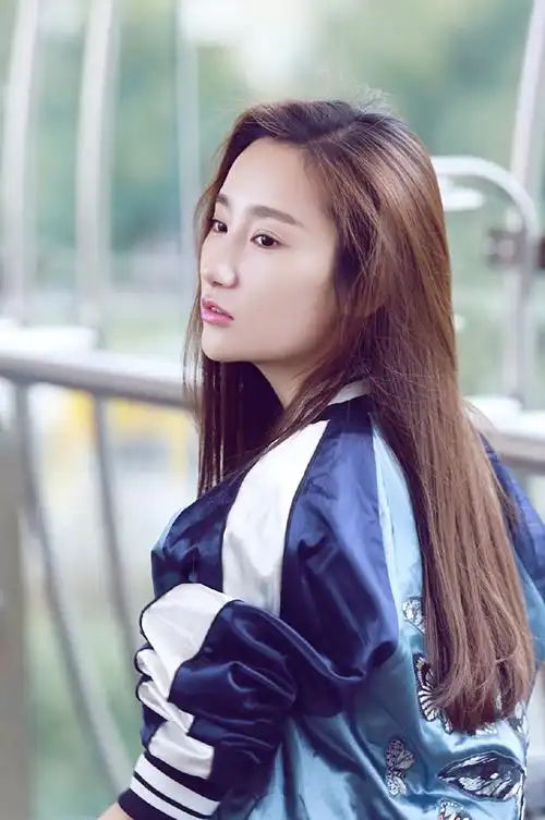 简介:高洋休闲时尚街拍图片,分享一组高洋图片给大家,图中的明星图片