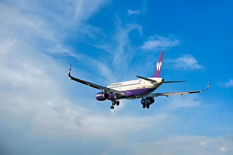 西部航空的飞机正降落重庆江北机场