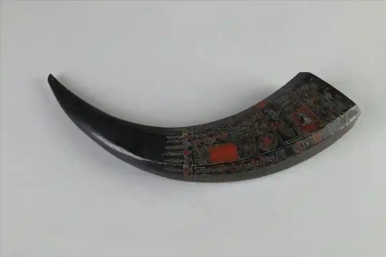 嘿嘿你没看错"我"是用牛角杯盛起来喝的牛在苗族人民的心中拥有很高的