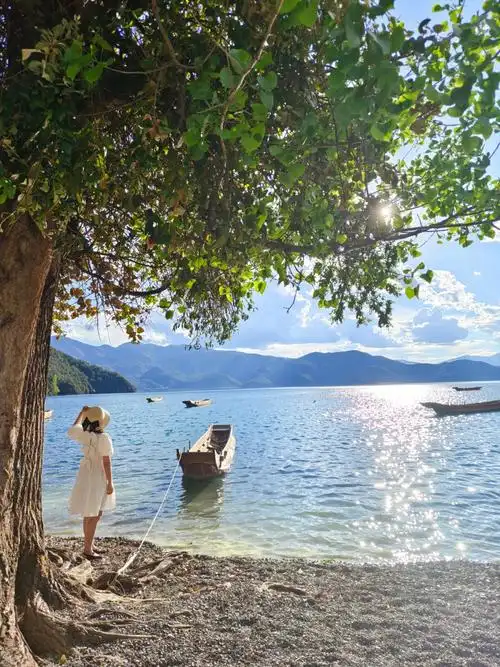 你透过镜片看风景   山川湖泊也在看你#泸沽湖女神湾