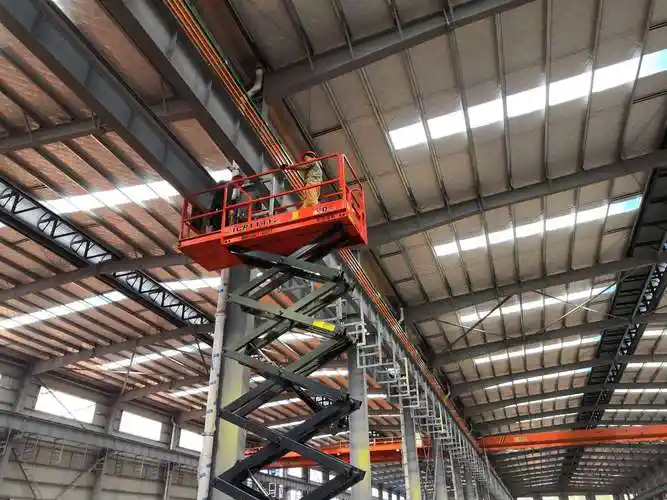 4,水电班组进行厂房内桥架安装