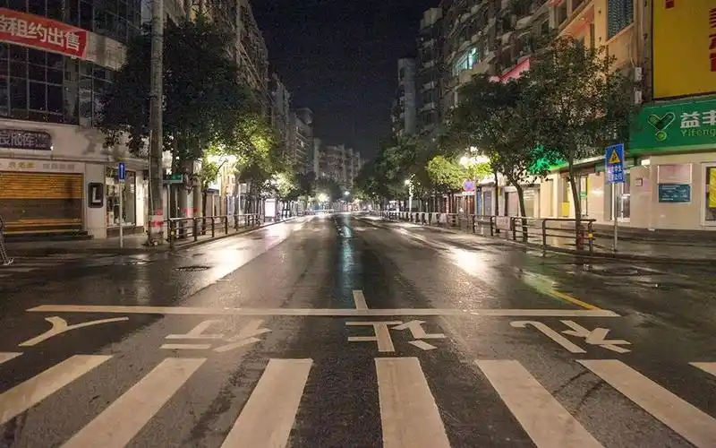 凌晨邵阳街头你睡够了的被窝是他们此刻最大的期待