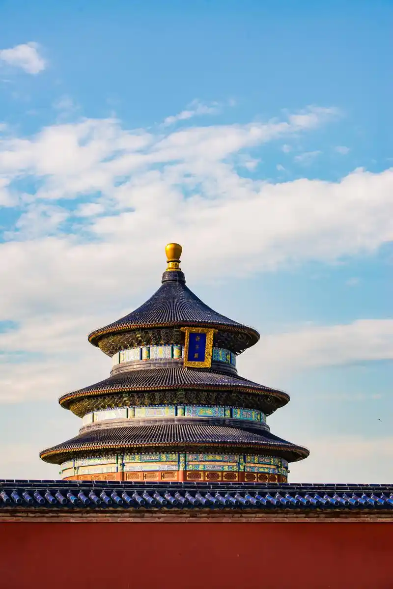 天坛位于北京天安门的东南.