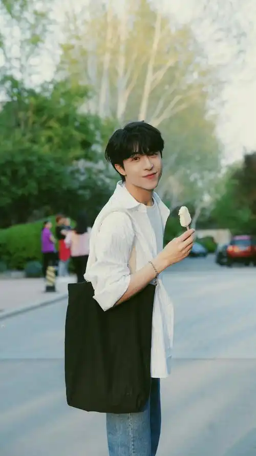 尹浩宇营业照look条纹衬衫搭白t牛仔裤清爽帅气少年感十足