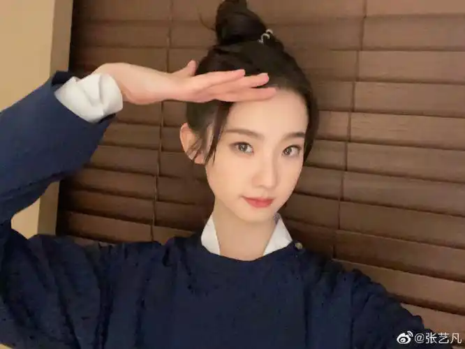 张艺凡古装比耶自拍