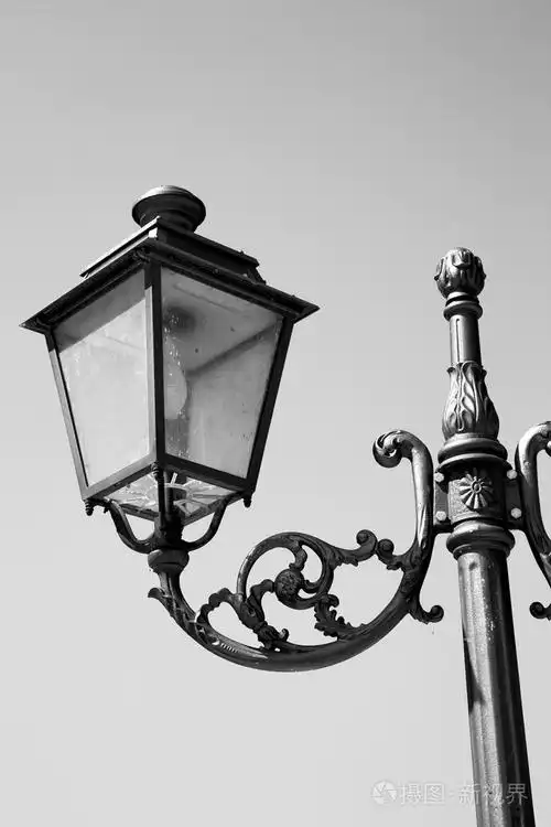 欧洲在天空中的意大利灯笼和抽象照明