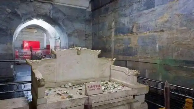 1983年12月,慈禧内棺清理小组成立,他们在棺材里发现了什么?