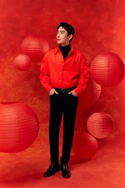 前方高红预警!朱一龙2021央视春晚造型图送达 红灯笼彰显满满年味