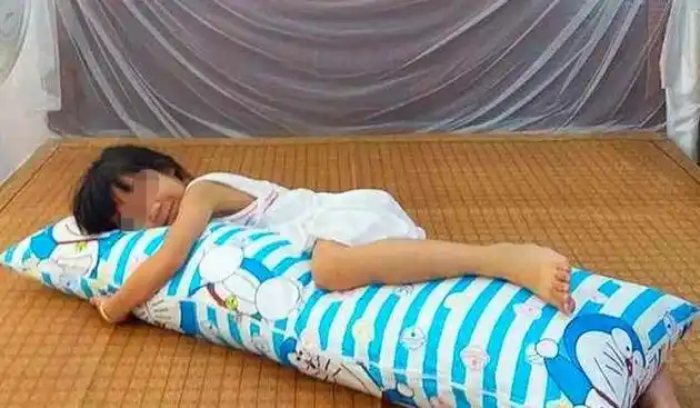 12岁女儿总喜欢"夹腿",被母亲骂不要脸,为什么女孩爱夹腿?