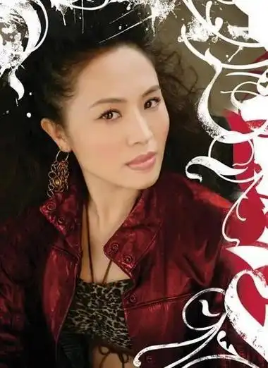 王莹是一位著名的中国女高音歌唱家,以其华丽的花腔技法和情感丰富的