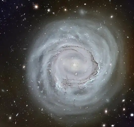 2亿光年· 是一个棒旋星系· 其周围由含有新形成的高温蓝