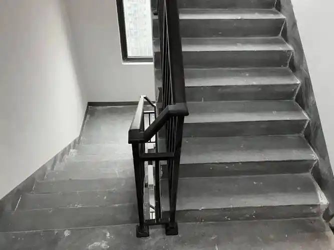 楼梯间行业普遍做法1到3层贴瓷砖,裕华城明显偷懒减配,所有楼梯从上到