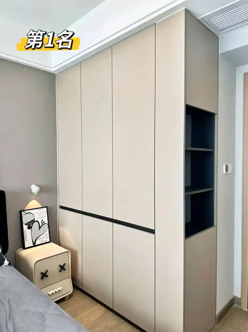 极简风格衣柜不止有一门到顶,还有当下最流行的免拉手分段式柜门 - 抖