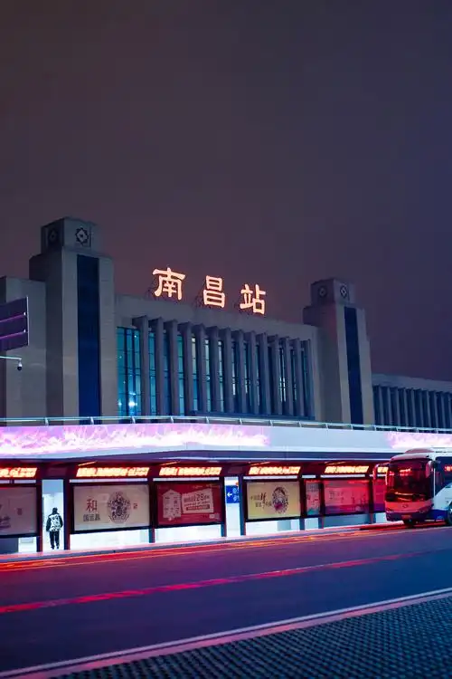 夜幕下的南昌火车站,江西南昌地标南昌站,霓虹灯下熠熠生辉