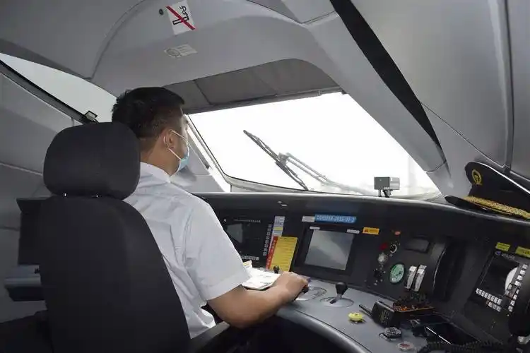 他对动车组外观状态进行手比确认,确认正常后进入驾驶室开始设定列车